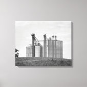 Black & White Grain Elevator auf einem Hügel 16x20 Leinwanddruck (Vorderseite)