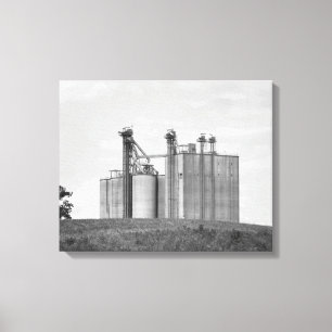 Black & White Grain Elevator auf einem Hügel 16x20 Leinwanddruck