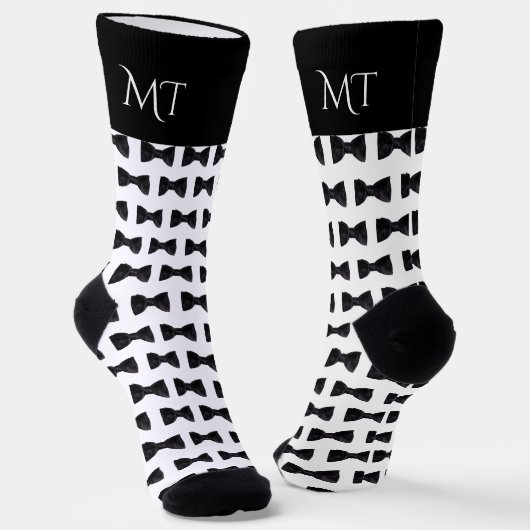 Black & White Groomsmen Wedding Monogram Socken (Gewinkelt)