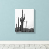Black & White Group von Saguaro Cactus auf Hill 8x Leinwanddruck (Insitu (Holzboden))