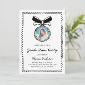 Black & White Hand Drawn Bow Graduation Party Einladung (Stehend Vorderseite)