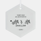 Black & White Minimal Mr. Mrs. First Christmas Ornament Aus Glas (Rückseite)