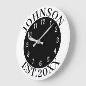 Black & White Minimal Personalized Family Name Est Große Wanduhr (Winkel)