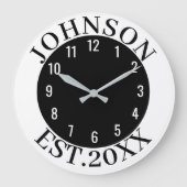 Black & White Minimal Personalized Family Name Est Große Wanduhr (Vorderseite)