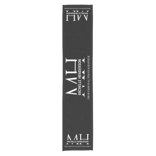 Black & White Minimalist Monogrammed Business Logo Kurzer Tischläufer (Vorderseite)