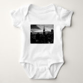 Black & White New York City Midtown Baby Strampler (Vorderseite)