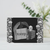 Black & White Romance Skull Spellbook Hochzeit RSVP Karte (Stehend Vorderseite)