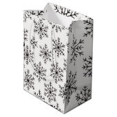 Black & White Snowflake Gift Bag – Elegant Minimal Mittlere Geschenktüte (Rückseite Schrägansicht)