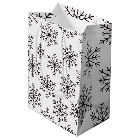 Black & White Snowflake Gift Bag – Elegant Minimal Mittlere Geschenktüte (Rückseite Schrägansicht)