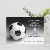 Black, White Soccer Ball Geburtstagsparty Einladung (Stehend Vorderseite)