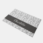 Black White Toile Floral Custom Name Fußmatte (Schrägansicht)