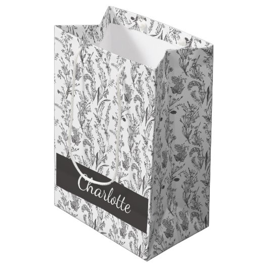 Black White Toile Floral Custom Name Mittlere Geschenktüte (Vorderseite Schrägansicht)