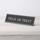 Black & White Trick oder Treat Halloween Sign Schreibtischnamensplakette (Vorderseite )