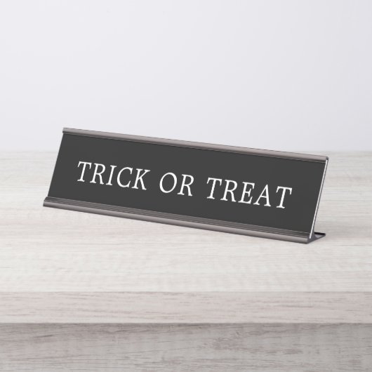 Black & White Trick oder Treat Halloween Sign Schreibtischnamensplakette (Vorderseite )