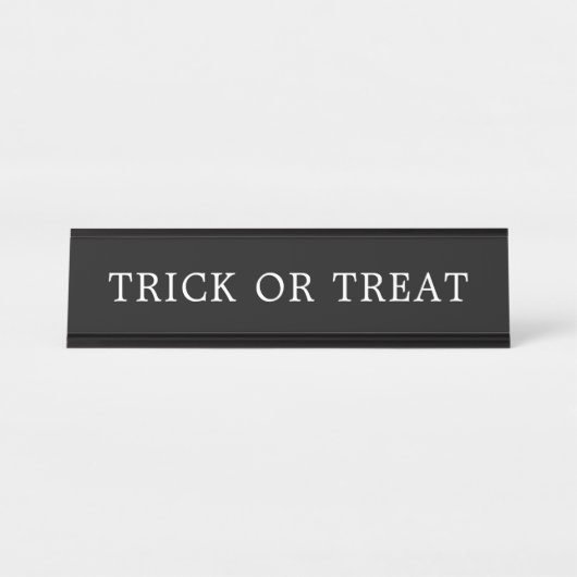 Black & White Trick oder Treat Halloween Sign Schreibtischnamensplakette (Vorderseite )