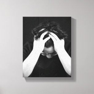 Black & White Young Man Head in den Händen 8x10 Leinwanddruck