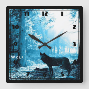 Black Wolf Alone in the Forest Quadratische Wanduhr