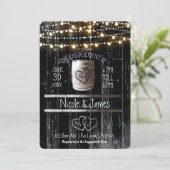 Black Wood String Lights Barrel Rustikale Verlobun Einladung (Stehend Vorderseite)