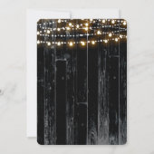 Black Wood String Lights Barrel Rustikale Verlobun Einladung (Rückseite)