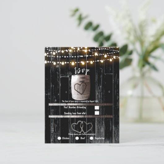 Black Wood String Lights Barrel Wedding RSVP Einladung (Stehend Vorderseite)