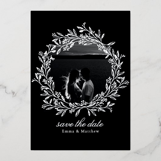 Black Wreath Elegantes Foto & QR Save the Date Folieneinladung (Vorderseite)