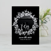 Black Wreath Elegantes Foto & QR Save the Date Folieneinladung (Stehend vorne)