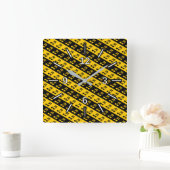 Black & Yellow Beamed Sixteenth Notes Pattern Quadratische Wanduhr (Zuhause)