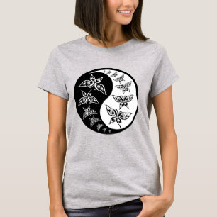 Black Yin Yang Symbol mit Schmetterlingen T-Shirt