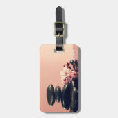 Black Zen Stones Blume Gepäckanhänger (Vorderseite vertikal)