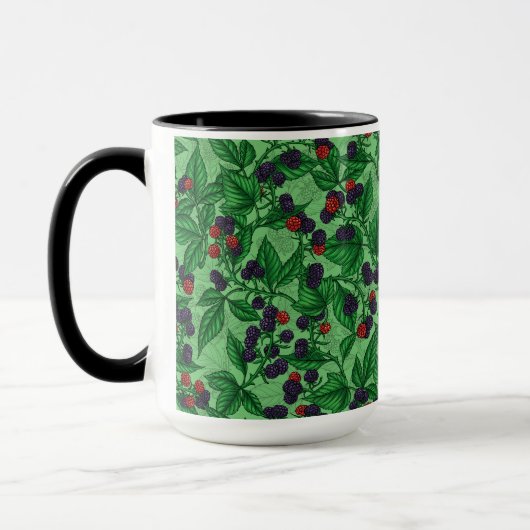 Blackberries on green tasse (Links)