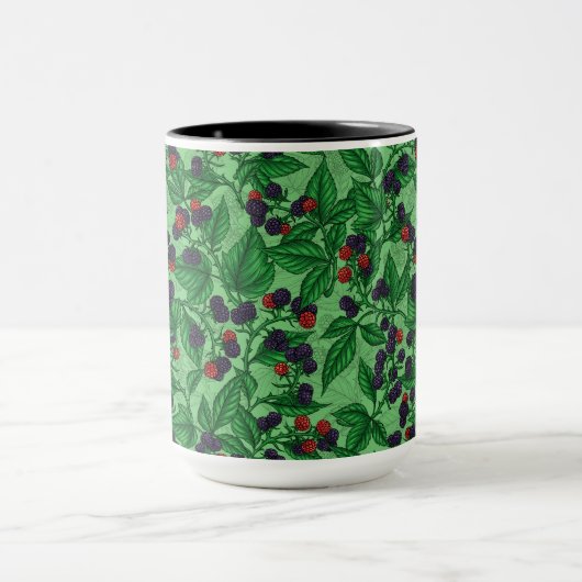 Blackberries on green tasse (Zentrum)