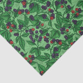 BlackBerry auf grün Seidenpapier (Ausschnitt)