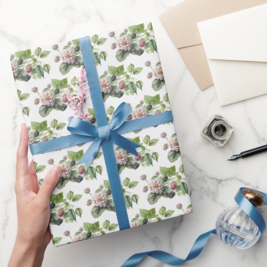 BlackBerry und Blüten in Weiß Geschenkpapier (Schenken)