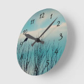 Blackbird und Wolken Runde Wanduhr (Winkel)