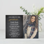 Blackboard Chalkboard Celebrate Graduation Party Einladung (Stehend Vorderseite)