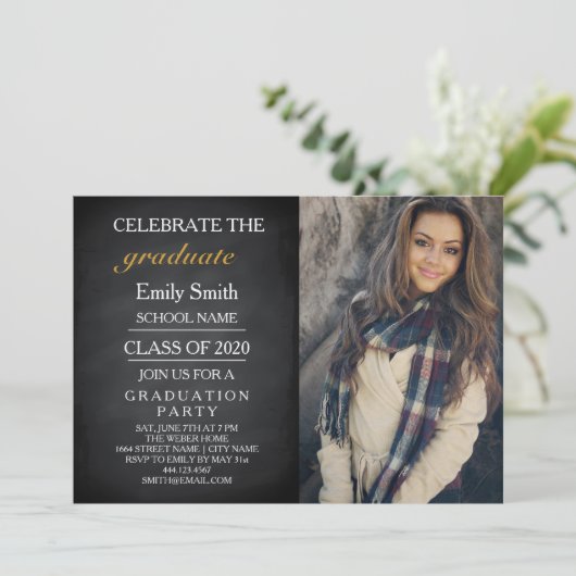 Blackboard Chalkboard Celebrate Graduation Party Einladung (Stehend Vorderseite)