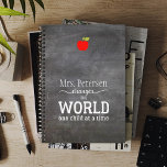 Blackboard-Lehrer Name Red Apfel Zitat Planer<br><div class="desc">Weiße Typografie-Schrift zitiert "Dein Lehrer verändert die Welt ein Kind nach dem anderen" auf einem dunkelgrauen Chalkboard-Hintergrund und einem kleinen roten Apfel.             Persönlich gestalten Sie diesen Planer mit dem Namen Ihres besten Lehrers und machen ihn zu einem nachdenklichen Geschenk,  um Ihre Dankbarkeit zum Ausdruck zu bringen!</div>