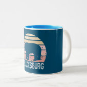 Blacksburg Virginia Retro Bear Zweifarbige Tasse (VorderseiteRechts)
