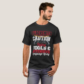 Blacksmith Caution Flying Tools Forge Blacksmithin T-Shirt (Vorne ganz)
