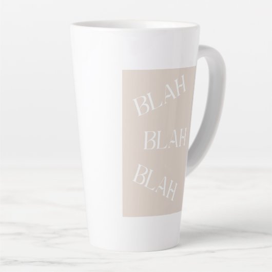 Blah Blah Blah schreibt den Hintergrund der neuest Milchtasse (Rechte Ecke)