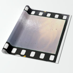 Blank 35 mm Filmrahmen oder Streifen auf weißem Hi Geschenkpapier