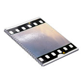 Blank 35 mm Filmrahmen oder Streifen auf weißem Hi Notizblock (Rechte Seite)