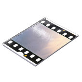 Blank 35 mm Filmrahmen oder Streifen auf weißem Hi Notizblock (Linke Seite)