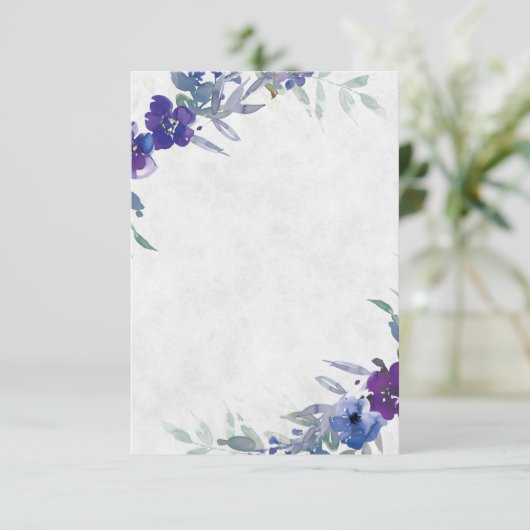 Blank Budget Lila und blau Blumen Hochzeit Einladung (Stehend Vorderseite)