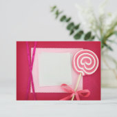 Blanke Karte mit Lollipop auf rosa Hintergrund (Stehend Vorderseite)