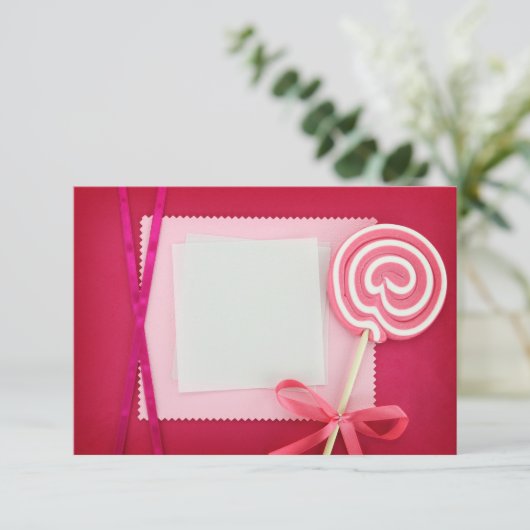 Blanke Karte mit Lollipop auf rosa Hintergrund (Stehend Vorderseite)