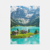 "Blanket Bliss: Flucht in ein Alpenparadies" Fleecedecke (Vorderseite)
