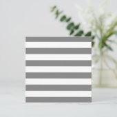 Blankgraue und weiße Streifen Einladung (Stehend Vorderseite)