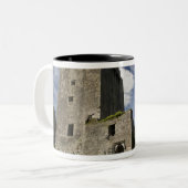 Blarney Castle, Irland Zweifarbige Tasse (Vorderseite Links)