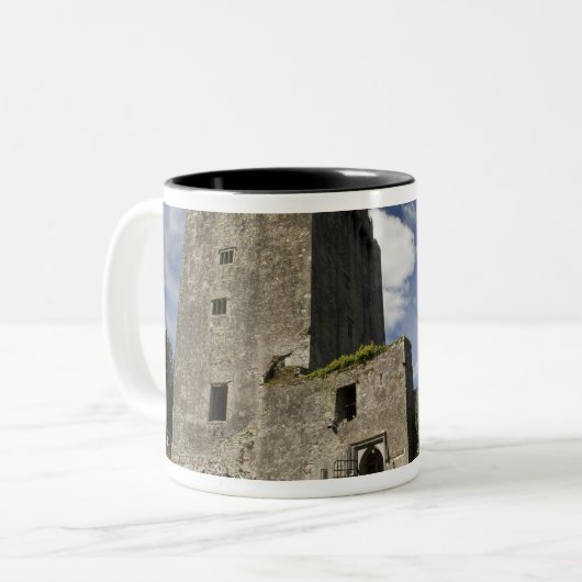 Blarney Castle, Irland Zweifarbige Tasse (Vorderseite Links)
